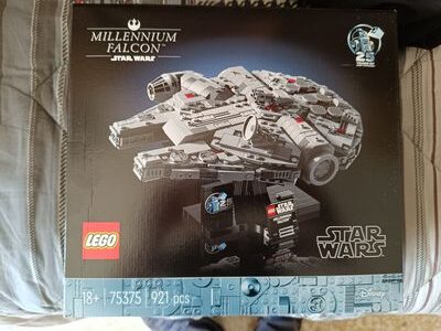 Unboxing of LEGO Millennium Falcon n° 75375, 921 Pcs