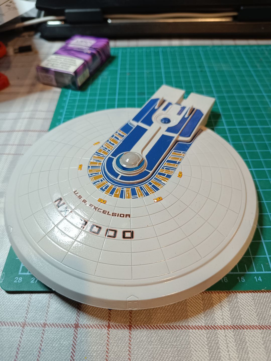 Star trek USS Excelsior NCC-2000 from AMT (1:1000 1257)